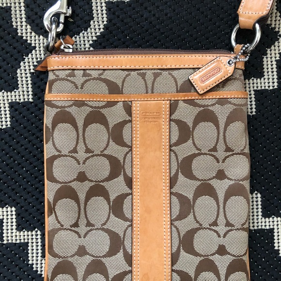 Coach classic crossbody bag - Picture 2 of 3